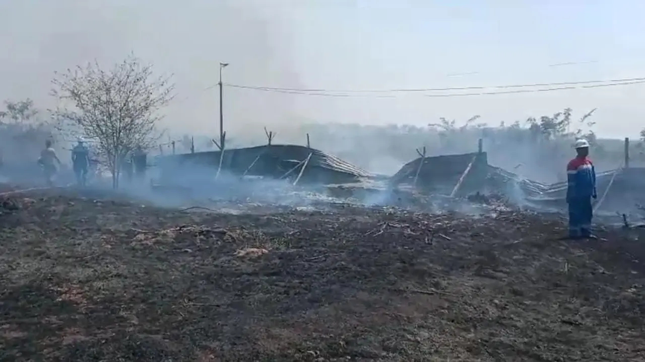 Puing bekas kebakaran di lahan kilang minyak Pertamina Tuban. (Adirin/Liputan6.com)