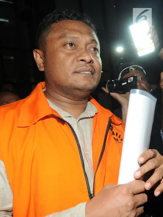 Bupati Buton Selatan Agus Feisal Hidayat seusai pemeriksaan di Gedung KPK, Jakarta, Jumat (25/5). Agus Feisal keluar dengan menggunakan rompi tahanan KPK berwarna oranye dan diam saat ditanya soal kasus yang menjeratnya. (Merdeka.com/Dwi Narwoko)