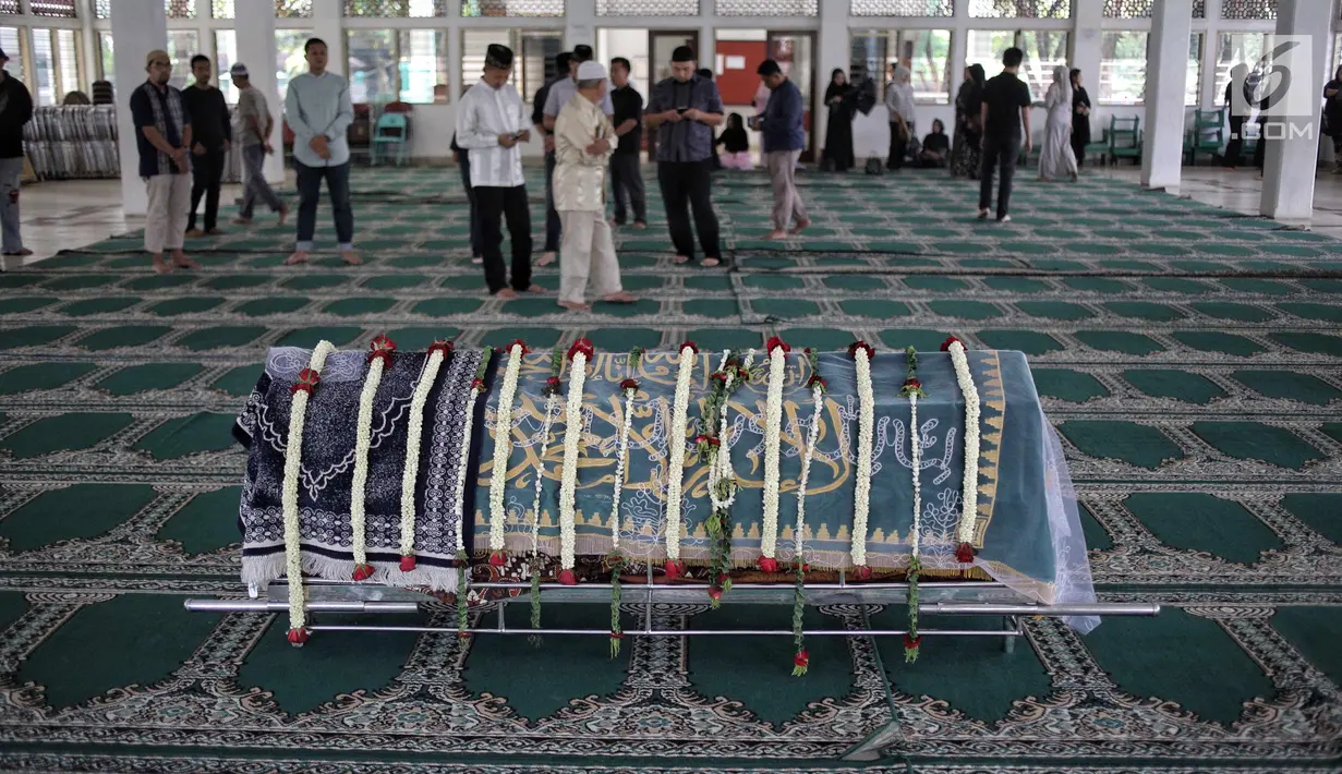 Jenazah ayah Olla Ramlan, Muhammad Ramlan berada di masjid sekitar rumah duka untuk disalatkan di Jakarta, Selasa (5/6). Usai disalatkan, jenazah M. Ramlan diantarkan ke tempat peristirahatan terakhirnya di TPU Tanah Kusir. (Liputan6.com/Faizal Fanani)