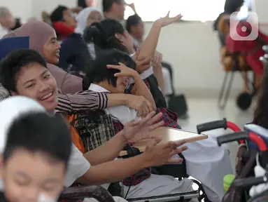 Sejumlah siswa saat hari pertama masuk sekolah di SLB Yayasan Pembinaan Anak Cacat (YPAC) , Jakarta, Senin (8/7/2024). (Liputan6.com/Herman Zakharia)