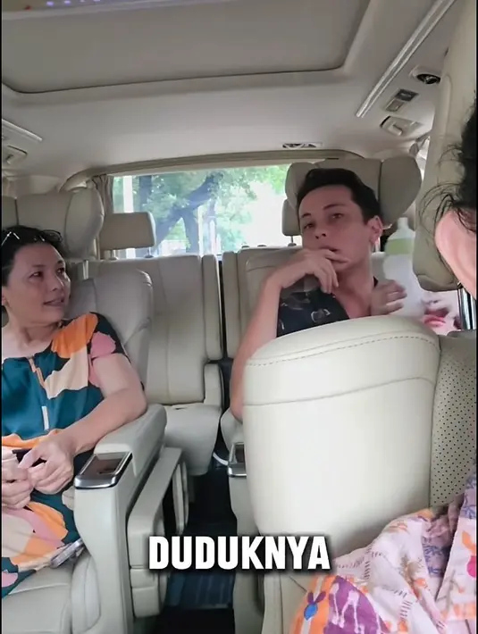 Perempuan lima orang anak itu meminta sang suami untuk memajukan duduknya. Ternyata, Ussy telah menyiapkan ucapan melalui video di sebuah billboard besar di Jl. Senopati, Jakarta Selatan. [Instagram/ussypratama]