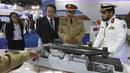Delegasi dari negara-negara yang berpartisipasi mendengarkan penjelasan tentang kapal selam untuk perang saat Pameran Pertahanan Internasional dan Seminar "IDEAS 2016" di Karachi, Pakistan (23/11). (Reuters/Akhtar Soomro)