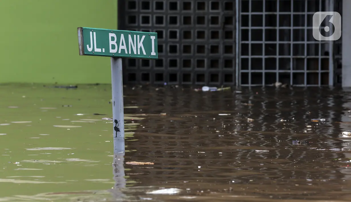 Tiang penanda jalan terendam banjir di kawasan Kemang, Jakarta, Sabtu (20/2/2021). Curah hujan yang tinggi menyebabkan kawasan tersebut terendam banjir setinggi orang dewasa. (Liputan6.com/Johan Tallo)