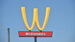 Plang iklan restoran cepat saji McDonald's dengan logo terbalik di Lynwood, California (8/3). Restoran siap saji McDonald's mengubah logonya dalam rangka merayakan Hari Perempuan Internasional 2018. (AFP Photo/Frederic J. Brown)