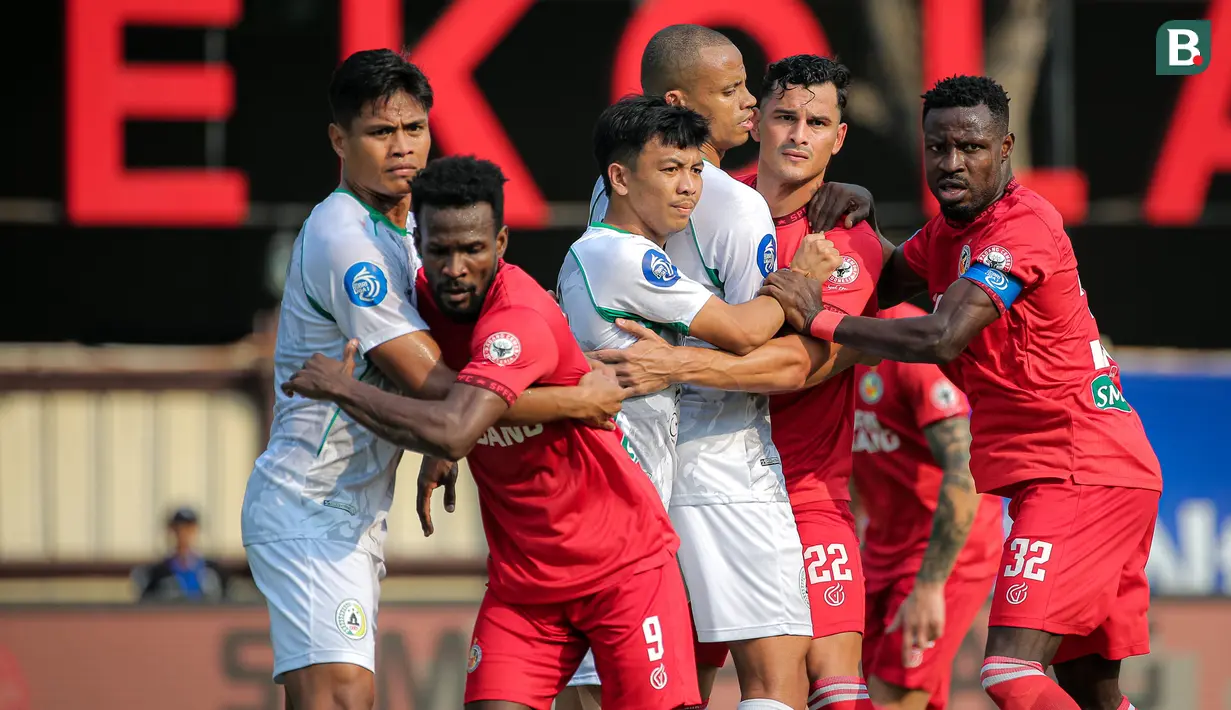<p>Dua pemain Semen Padang, Kenneth Ngwoke (kanan) dan Cornelius Stewart (kiri) berusaha melepaskan diri dari kawalan para pemain PSS Sleman dalam situasi sepak pojok pada laga pekan ke-3 BRI Liga 1 2024/2025 di Lapangan STIK-PTIK, Jakarta Selatan, Senin (26/8/2024). (Bola.com/Bagaskara Lazuardi)</p>