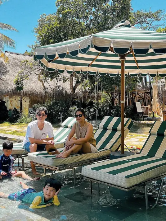 Keseruan lainnya tampak ketika berlibur, keempatnya memiliki gaya musim panas sederhana yang tetap stylish.  [Foto: Instagram/ Putri Titian]