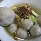 Potret wujud bakso yang dicampur dengan rujak. (Tangkapan Layar YouTube Sobat Kuliner)