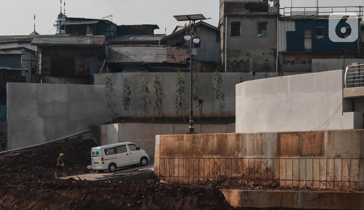 Proyek Sodetan Sungai Ciliwung sempat terganjal sejak 2015. Lahan yang hendak disodet masih dihuni warga Bidara Cina. (Liputan6.com/Johan Tallo)