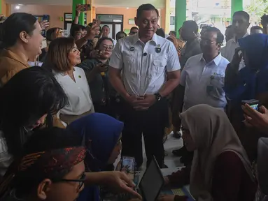 Menteri Koordiantor Bidang Infrastruktur dan Pembangunan Kewilayahan, Agus Harimurti Yudhoyono (AHY) memantau pelaksanaan program Pemeriksaan Kesehatan Gratis (PKG) di Pusat Kesehatan Masyarakat (Puskesmas) Beji, Depok, Jawa Barat, pada Senin (10/2/2025). (merdeka.com/Arie Basuki)