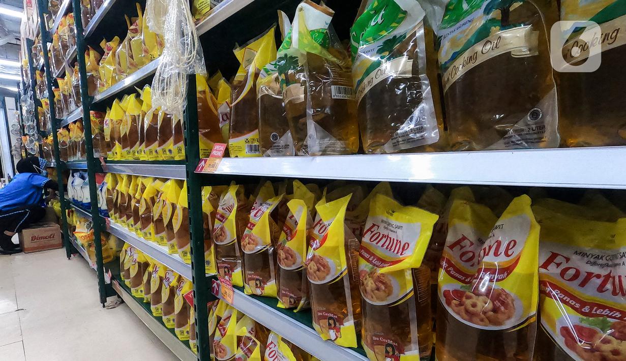 Petugas menata minyak goreng di rak sebuah supermarket kawasan Jakarta, Jumat (25/3/2022). Sempat mengalami kekosongan stok, saat ini minyak goreng sudah kembali normal di supermaket dengan harga 2 liter mulai dari Rp 36 ribu - Rp45 ribu tergantung merek. (Liputan6.com/Johan Tallo)
