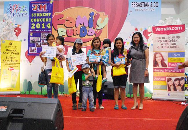 Salah satu tim Vemale.com bersama pemenang Lomba Foto Balita | Foto: dok. Vemale.com