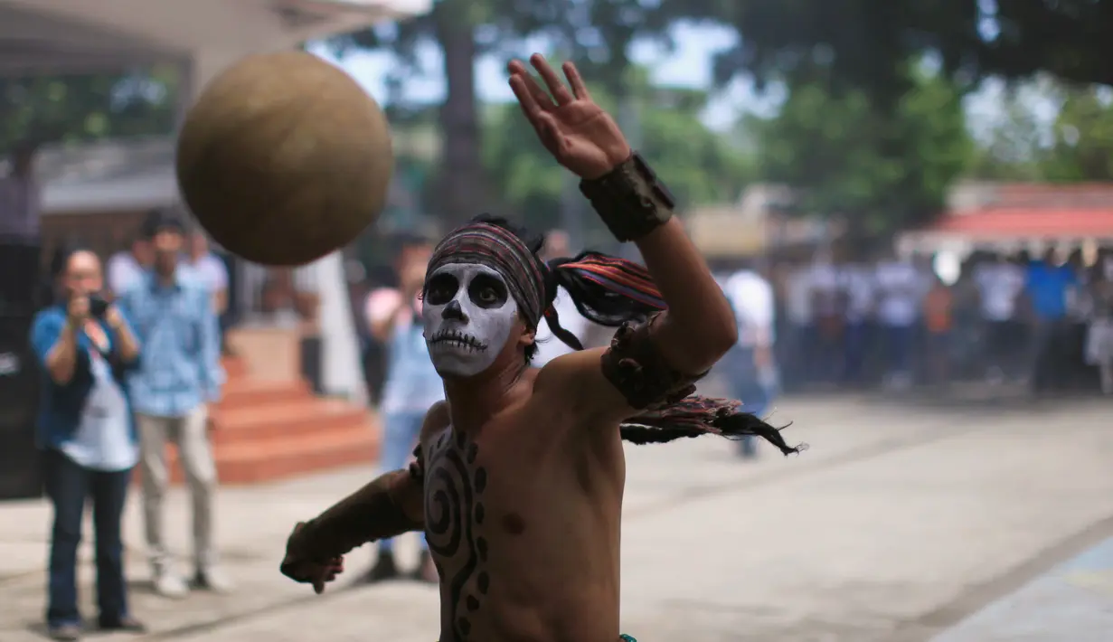 Aksi seorang peserta saat berusaha menendang bola saat ikut ambil bagian dalam pertandingan Bola Maya di dalam upacara kebudayaan di Aguilares, El Salvador 8 Juli 2016. (REUTERS/Jose Cabezas)