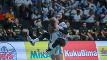 Outside Hitter Jakarta Electric PLN, Ersandrina Devega Salsabila bersama Polina Shemanova merayakan kemenangan timnya atas Jakarta Popsivo Polwan dalam duel Final Four Proliga 2025 di GOR Sritex Arena, Solo, Kamis (1/5/2025). (Bola.com/Radifa Arsa)