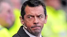 Ekspresi manajer Hull City, Phil Brown sebelum kick-off laga lanjutan EPL antara Hull versus Stoke City di KC Stadium, Kingston upon Hull, 8 November 2009. AFP PHOTO/PAUL ELLIS 