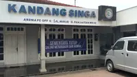 Suasana kantor manajemen Arema FC yang ditutup sementara hingga ada aktivitas kompetisi sepak bola lagi di Indonesia. (Bola.com/Iwan Setiawan)