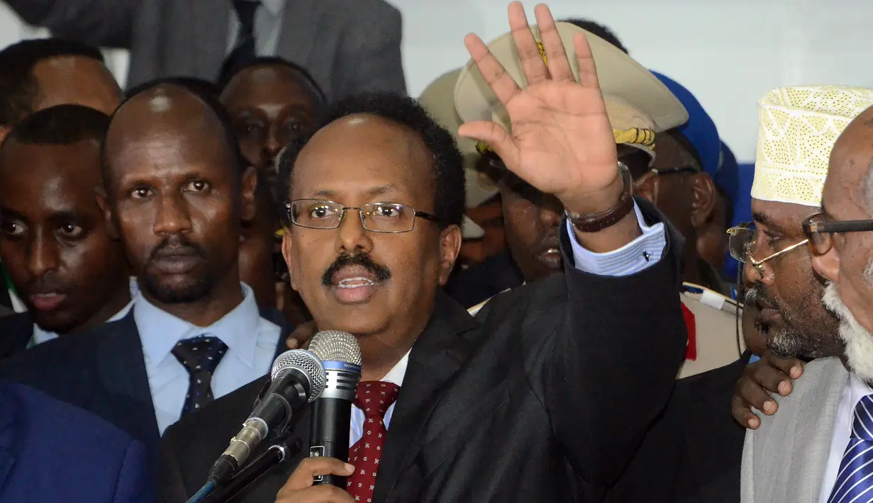 Mohamed Abdullahi Farmajo melambaikan setelah terpilih sebagai Presiden baru Somalia, di Mogadishu, Rabu (8/2). Farmaajo yang merupakan mantan perdana menteri di negara itu memiliki kewarganegaraan ganda Amerika Serikat-Somalia. (MUSTAFA HAJI ABDINUR/AFP)