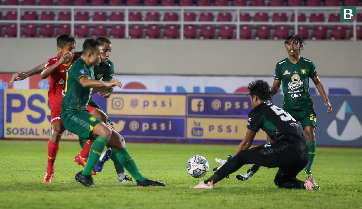 Penjaga gawang Persebaya Surabaya, Andhika Ramadhani dibuat kerepotan lagi oleh pemain anak asuh Angelo Alessio pada babak kedua. (Bola.com/Bagaskara Lazuardi)