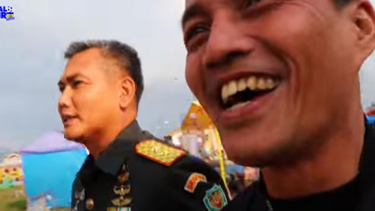 Pakai Seragam Lengkap, Mayjen Kunto Arief Asyik Nonton Atraksi Ekstrem Tong Setan Bareng Ibu Persit