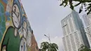 Mural dukungan untuk tim medis Covid-19 di kawasan Sunter, Jakarta, Rabu (27/5/2020). Mural bergambarkan sosok tim medis dan ungkapan doa ini berada di seberang RS Darurat Wisma Atlet yang dibuat oleh Karang Taruna Kelurahan Sunter Jaya. (merdeka.com/Iqbal S. Nugroho)