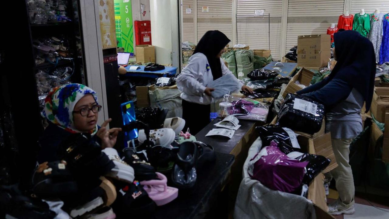 Mus akhirnya berjualan secara online. Memanfaatkan platform Shopee dan TikTok, dia membuka toko Agung Style versi daring.