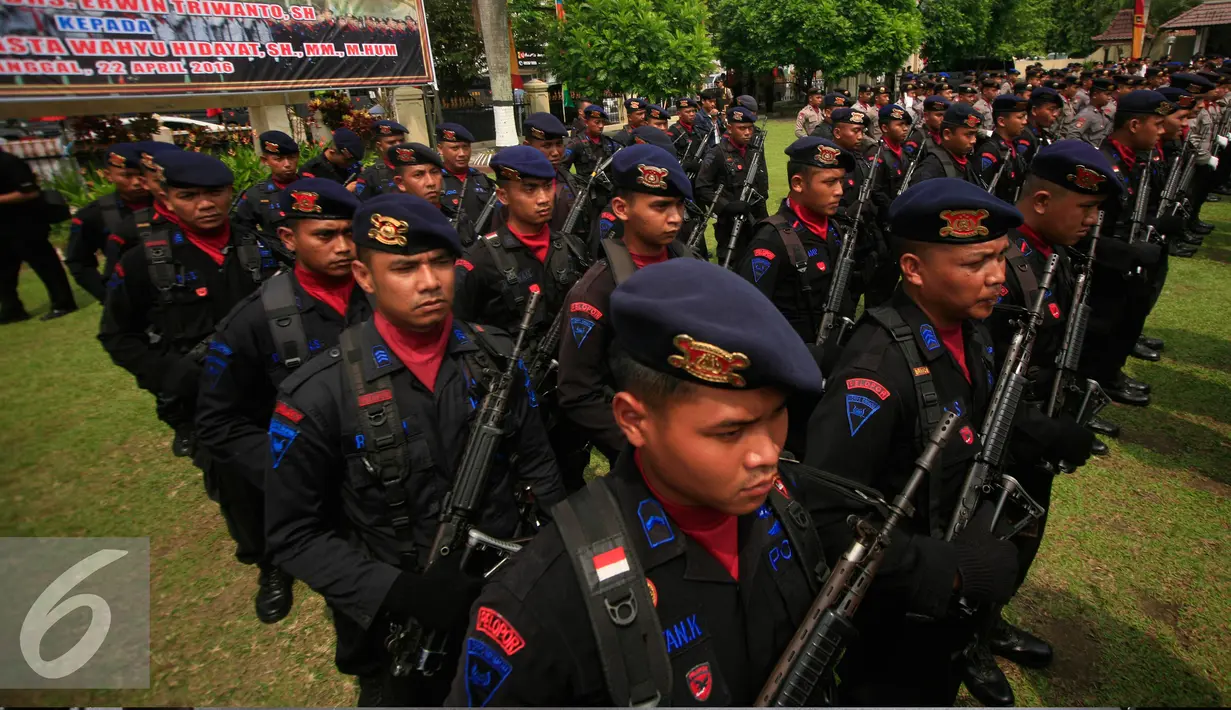 Sejumlah anggota kepolisian saat mengikuti upacara sertijab di Mapolda DIY, Jumat (22/4). Brigjen Pol. Prasta Wahyu Hidayat resmi menjabat Kapolda DIY menggantikan Brigjen Pol. Erwin Triwanto. (Liputan6.com/Boy Harjanto)