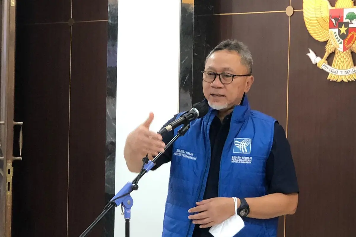 Menteri Perdagangan (Mendag) Zulkifli Hasan dalam konferensi pers Dampak Impor Pakaian Bekas Ilegal Terhadap UKM, di kantor Kementerian Koperasi dan UKM, Jakarta Selatan, Senin (27/3/2023).(Tira/Liputan6.com)