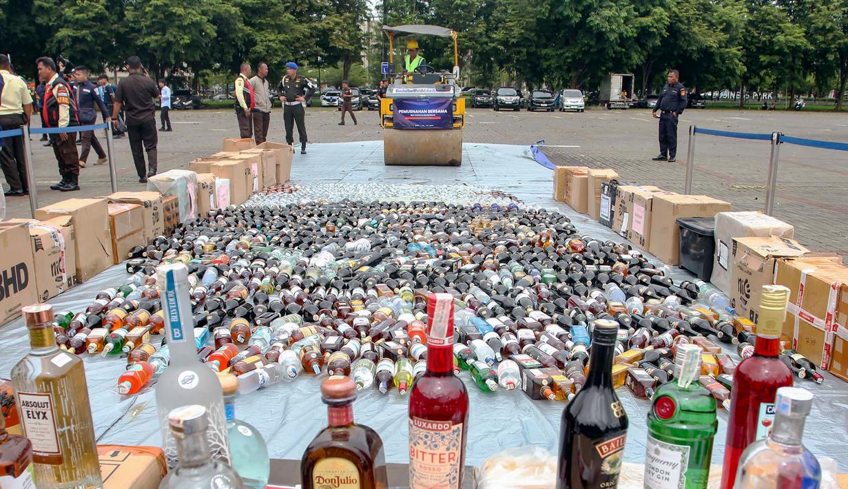 Barang ilegal tersebut hasil penindakan di bidang kepabeanan dan cukai sepanjang 2025. Tampak dalam foto, petugas melakukan pemusnahan barang ilegal hasil penindakan di bidang kepabeanan dan cukai di ICE BSD City, Tangerang, Rabu (12/11/2025). (merdeka.com/Arie Basuki)