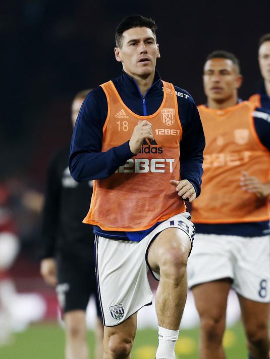 7. Gareth Barry - Pernah menjadi peran vital saat membawa Man City juara. Kali ini justru Barry terombang ambing akibat buruknya perforna WBA di Liga Inggris. (AFP/Ian Kington)