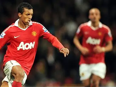 Aksi Nani yang menyumbang satu gol  ketika MU mengalahkan Tottenham Hotspur 2-0 pada partai Liga Premier di Old Trafford, 30 Oktober 2010. AFP PHOTO/ADRIAN DENNIS
