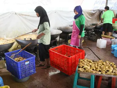 Juru masak membuat takjil untuk menu berbuka puasa di Masjid Istiqlal, Jakarta, Kamis (10/7/14). (Liputan6.com/Faizal Fanani)