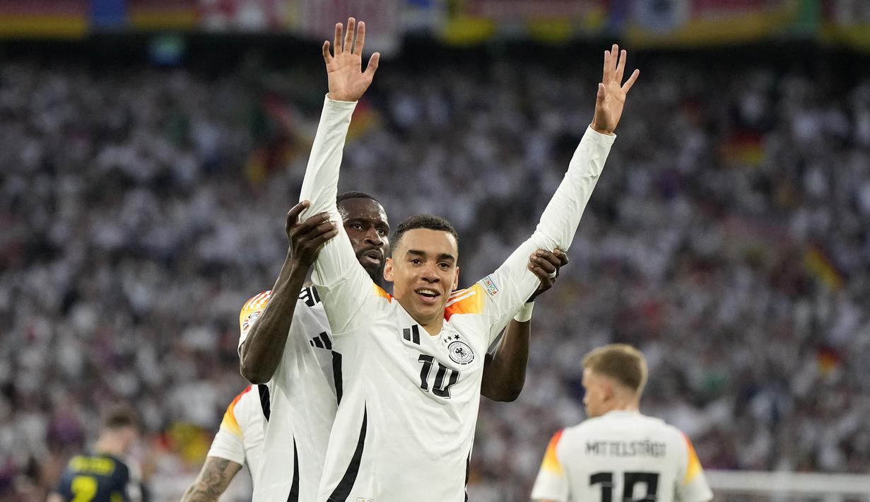 Jamal Musiala merupakan salah satu pemain muda di skuad Jerman. Meski baru berusia 21 tahun, Musiala telah rutin bermain untuk Die Mannschaft. Pemain Bayern Munchen ini memiliki harga pasar yang cukup tinggi yakni sebesar 120 juta euro. (AP Photo/Matthias Schrader)