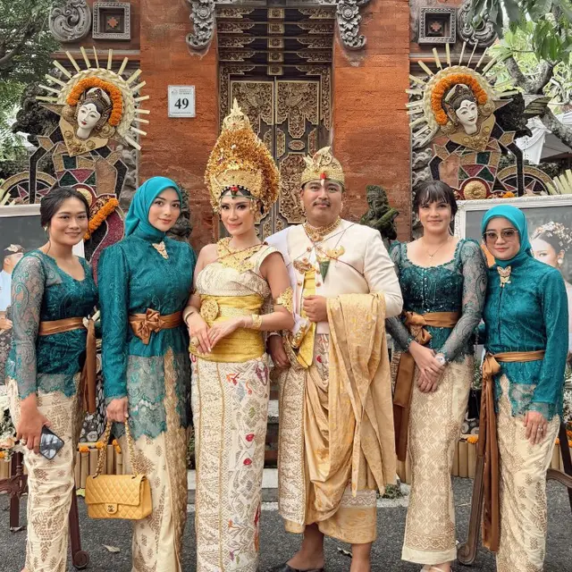Model Atasan Brokat Hijab dan Rok Kebaya Bali ala Citra Kirana