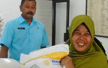 FOTO: Senyum Warga Meruyung Terima Bansos Beras Bulog untuk Ketahanan Pangan dan Pengendali Inflasi di Depok