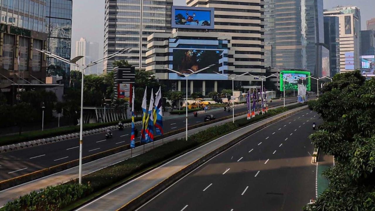 Suasana lalu lintas dan kawasan perkantoran yang lengang saat perayaan Iduladha di kawasan Sudirman, Jakarta, Senin (17/6/2024). Foto: Liputan6.com / Angga Yuniar