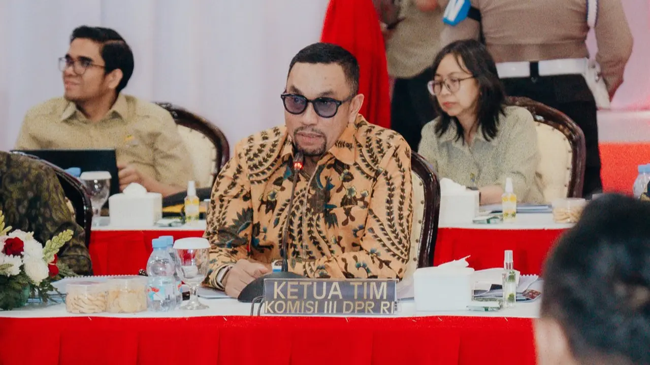 Wakil Ketua Komisi III DPR RI Ahmad Sahroni saat melakukan kunjungan kerja ke Polda Metro Jaya, Jakarta.
