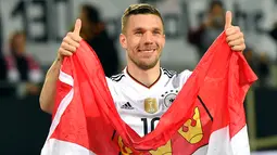 Ekspresi mantan pemain Arsenal, Lukas Podolski usai pertandingan melawan Inggris di Dortmund, (23/3). Mantan pemain Arsenal itu memang sudah tak masuk skuat utama Joachim Loew di Piala Eropa. (AP/Martin Meissner)