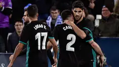 Gelandang Marco Asensio (kanan) melakukan selebrasi usai mencetak gol ke gawang Leganes pada leg pertama perempat final Copa del Rey di Estadio Municipal de Butarque (18/1). Gol Assensio menjadi penentu kemenangan Madrid. (AFP Photo/Oscar Del Pozo)