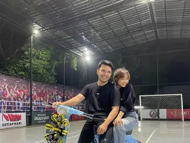 Keseruan pacaran Fuji dan Thariq Halilintar, mereka duduk di atas vespa yang sedang berhenti. (Foto: Instagram/@fuji_an)