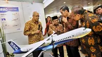 Habibie mempresentasikan R-80 di depan Presiden Jokowi (Antara)