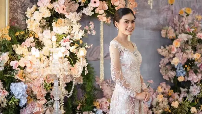 Model Kebaya yang Dipakai Namira Adjani saat Lamaran (credit: instagram/arohali/namiradjani)