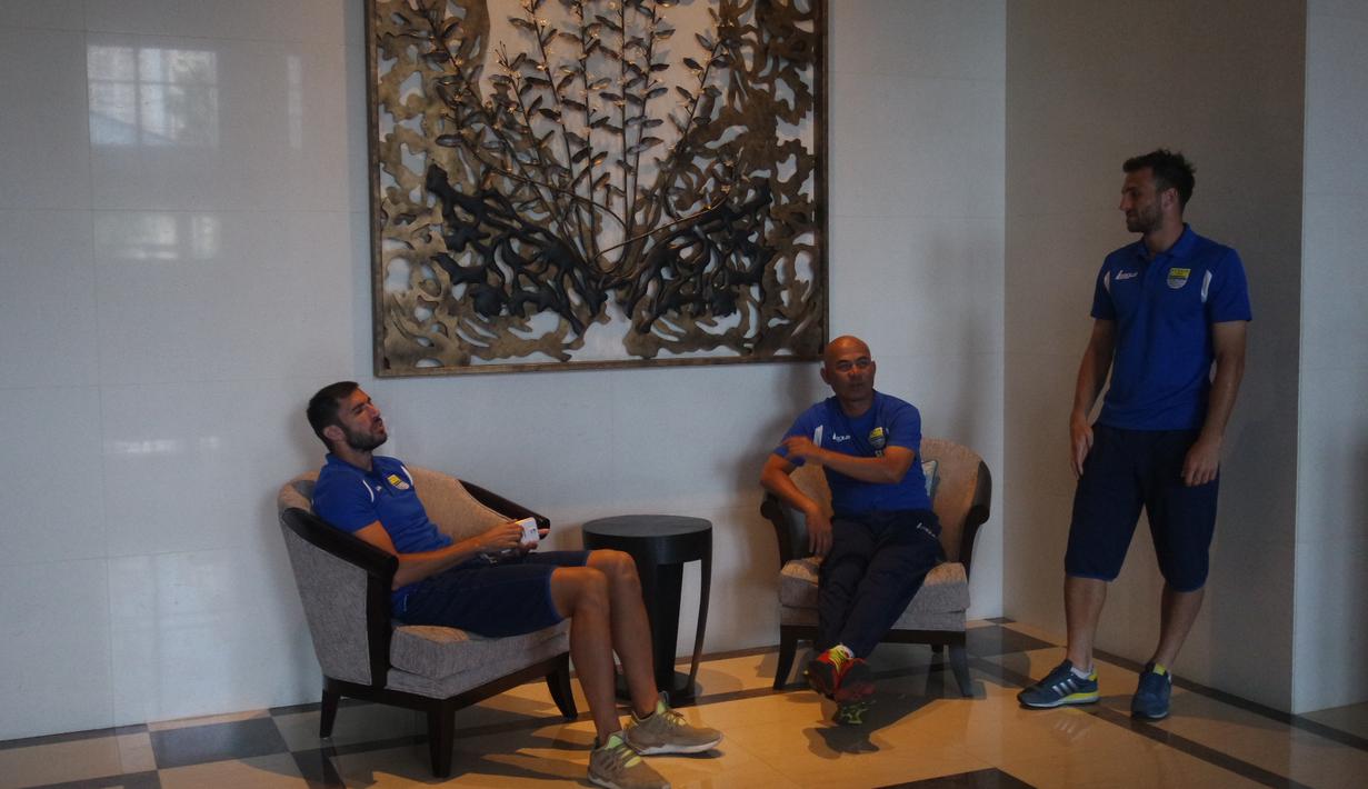 Dua bintang Persib Bandung Ilija Spasojevic dan Vladimir Vujovic berdiskusi dengan asisten pelatih, Herrie Setyawan di hotel jelang laga final Piala Presiden di Stadion Utama Gelora Bung Karno. (Bola.com/Vitalis Yogi Trisna)