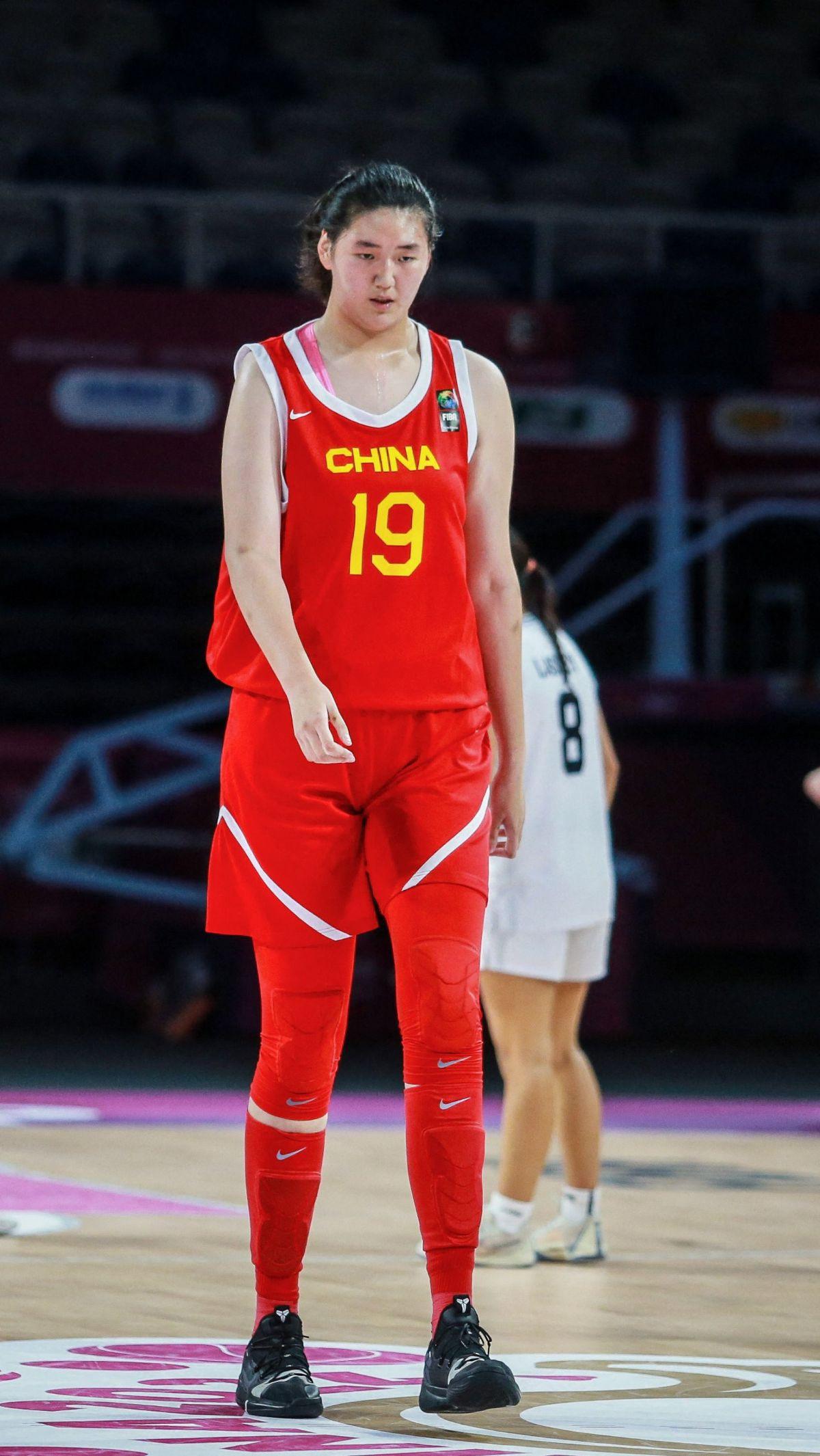 Sosok Zhang Ziyu mempunyai tinggi yang terlihat begitu signifikan dibanding lawan-lawannya. Terutama ketika berhadapan dengan pemain tim basket putri Indonesia U-18.&nbsp;Foto: AFP