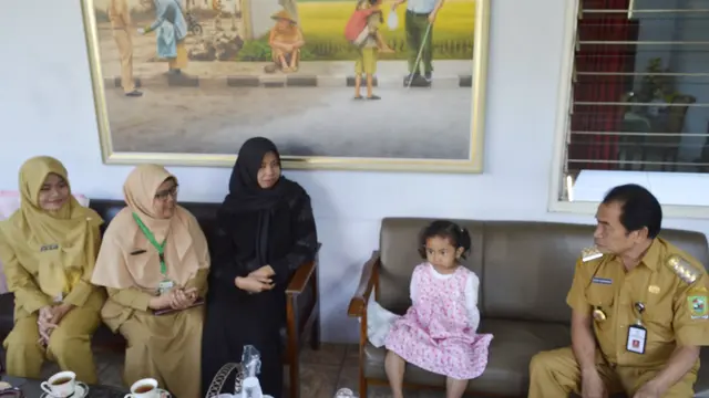 Bocah penderita kelainan kelamin, May Aretha Elisya (5) saat bertemu dengan Bupati Banjarnegara, Budhi Sarwono. (Foto: Liputan6.com/Humas Pemkab BNA/Muhamad Ridlo)