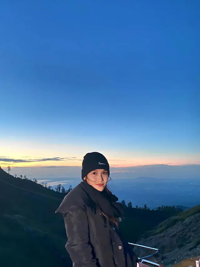 7 Potret Liburan Ayu Ting Ting ke Banyuwangi, Seru Naik Gerobak di Gunung Ijen