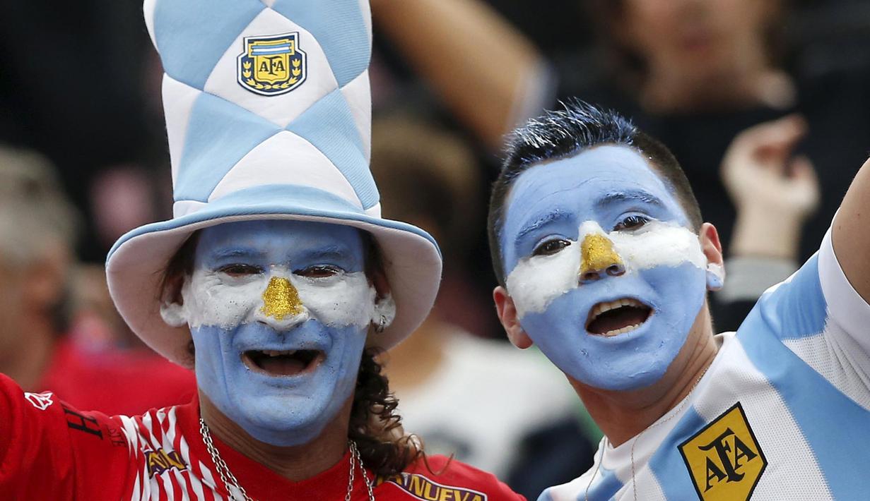 Aksi Suporter Argentina memberi semangat kepada timnya  pada laga kualifikasi Piala Dunia 2018 zona CONMEBOL di Stadio Nacional Julio Martinez Pradanos, Santiago, Jumat (25/3/2016) WIB.  (REUTERS/Rodrigo Garrido)