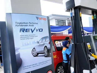 Petugas melayani proses pengisian BBM di SPBU Vivo di kawasan Cilangkap, Jakarta, Kamis (26/10). SPBU tersebut akan menyalurkan BBM bensin Research Octane Number (RON) 89, 90, dan 92 dengan merk Revvo. (Liputan6.com/Helmi Fithriansyah)