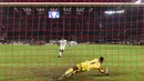 Kiper Rennes, Edouard Mendy menangkap bola tembakan pemain Amiens saat adu penalti pada Piala Prancis di Roazhon Park di Rennes, Prancis pada 4 Januari 2020. Edouard Mendy dibeli Chelsea dari Rennes sekitar  22 juta pound. (AFP/Sebastien Salom-Gomis)