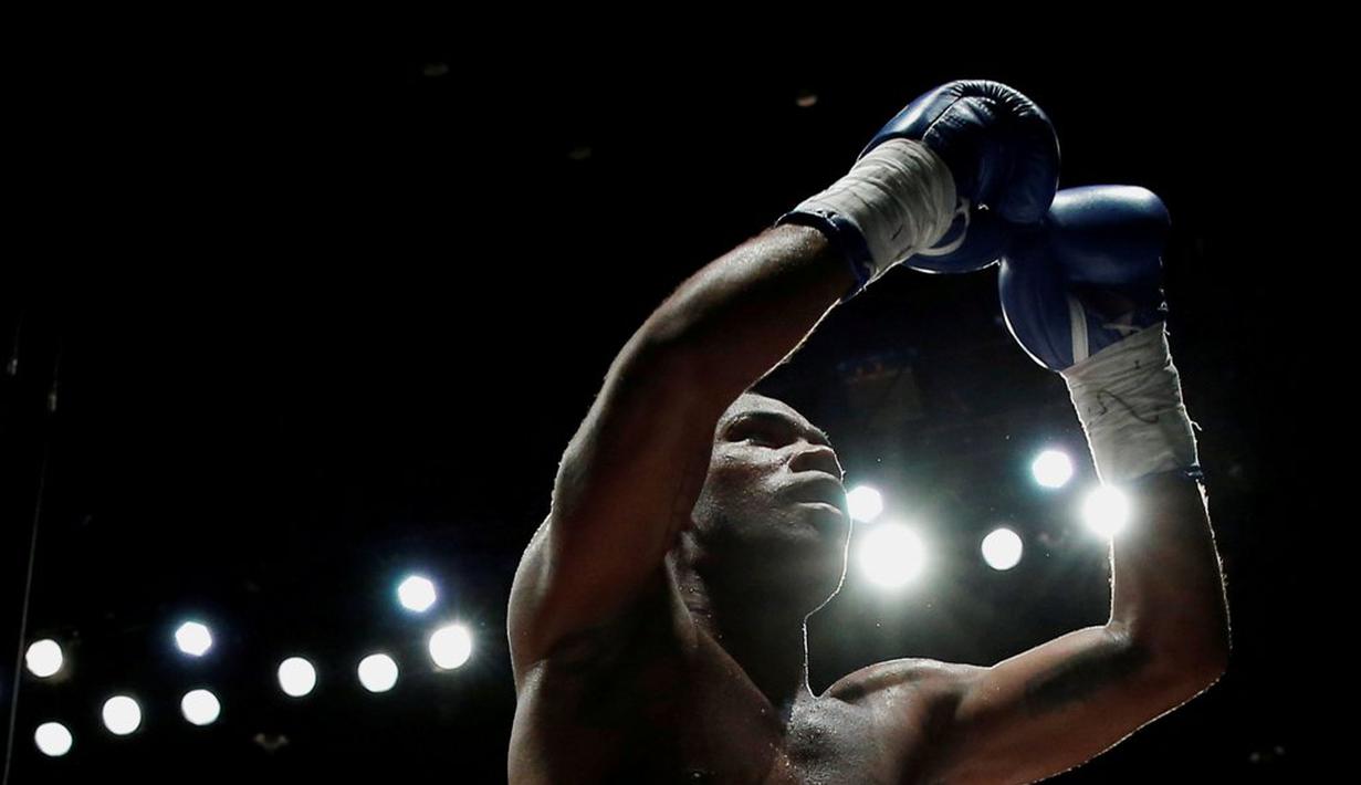 Ekspresi petinju Panama, Jezreel Corrales, setelah mengalahkan petinju Jepang, Takashi Uchiyama dalam laga Kelas Bulu Super WBA di Ota City General Gymnasium, Tokyo, Jepang, (27/4/16). (Reuters/Issei Kato)