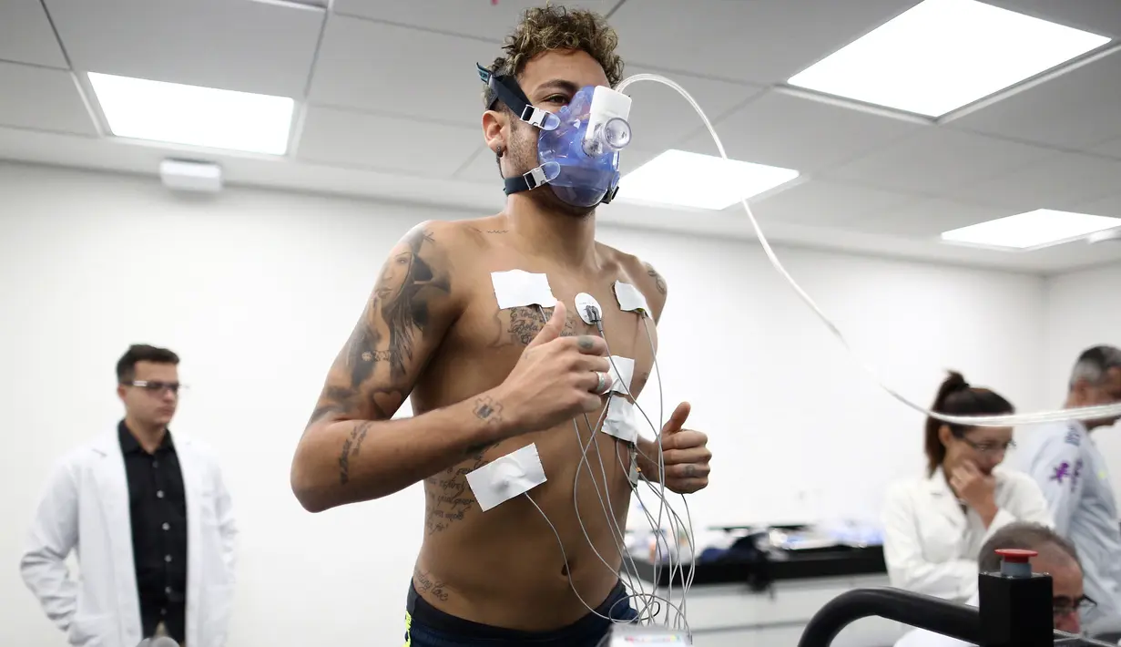 Pesepakbola Brasil, Neymar menjalani latihan fisik dan tes medis di pusat pelatihan Granja Comary, Selasa (22/5). Tes ini untuk menguji kebugaran Neymar sebelum berlatih dengan timnas Brasil menjelang Piala Dunia 2018. (Lucas Figueiredo/CBF via AP)