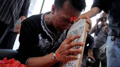 Suasana haru di pemakaman Haryanto Taslam di TPU Keramat Pulo Kasablanka, Jakarta, Minggu (15/3/2015). Haryanto meninggal dunia pada Sabtu malam (14/3) sekitar pukul 22.22 WIB di RS Medistra, Pancoran, Jakarta.(Liputan6.com/Faisal R Syam)